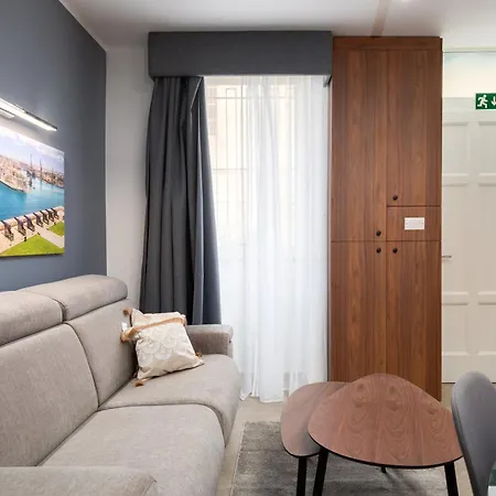 Feriehus Modern 1br Maisonette With Back Yard - Close To Manoel Island Saint Julians & Tigne Shopping Mall *