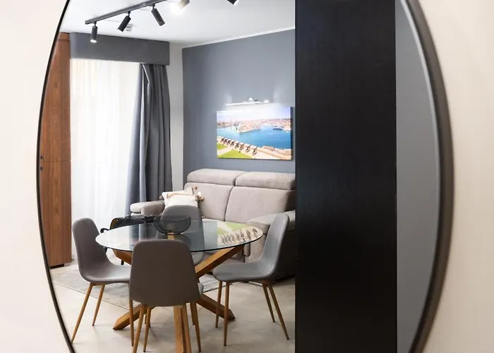 Tatil Evi Modern 1br Maisonette With Back Yard - Close To Manoel Island Saint Julians & Tigne Shopping Mall Gzira