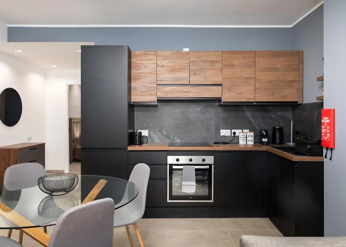 Modern 1br Maisonette With Back Yard - Close To Manoel Island Saint Julians & Tigne Shopping Mall Tatil Evi *