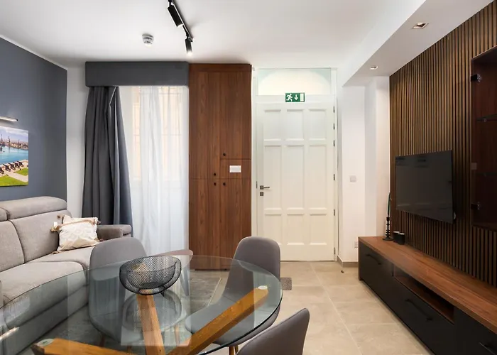 Modern 1br Maisonette With Back Yard - Close To Manoel Island Saint Julians & Tigne Shopping Mall Tatil Evi *